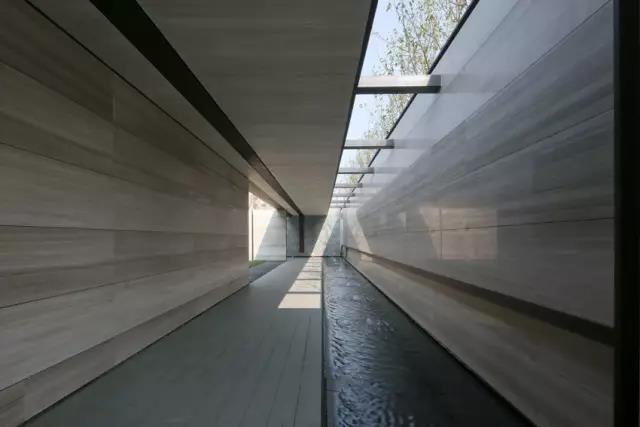 精练而不失内在，素雅而不失趣味