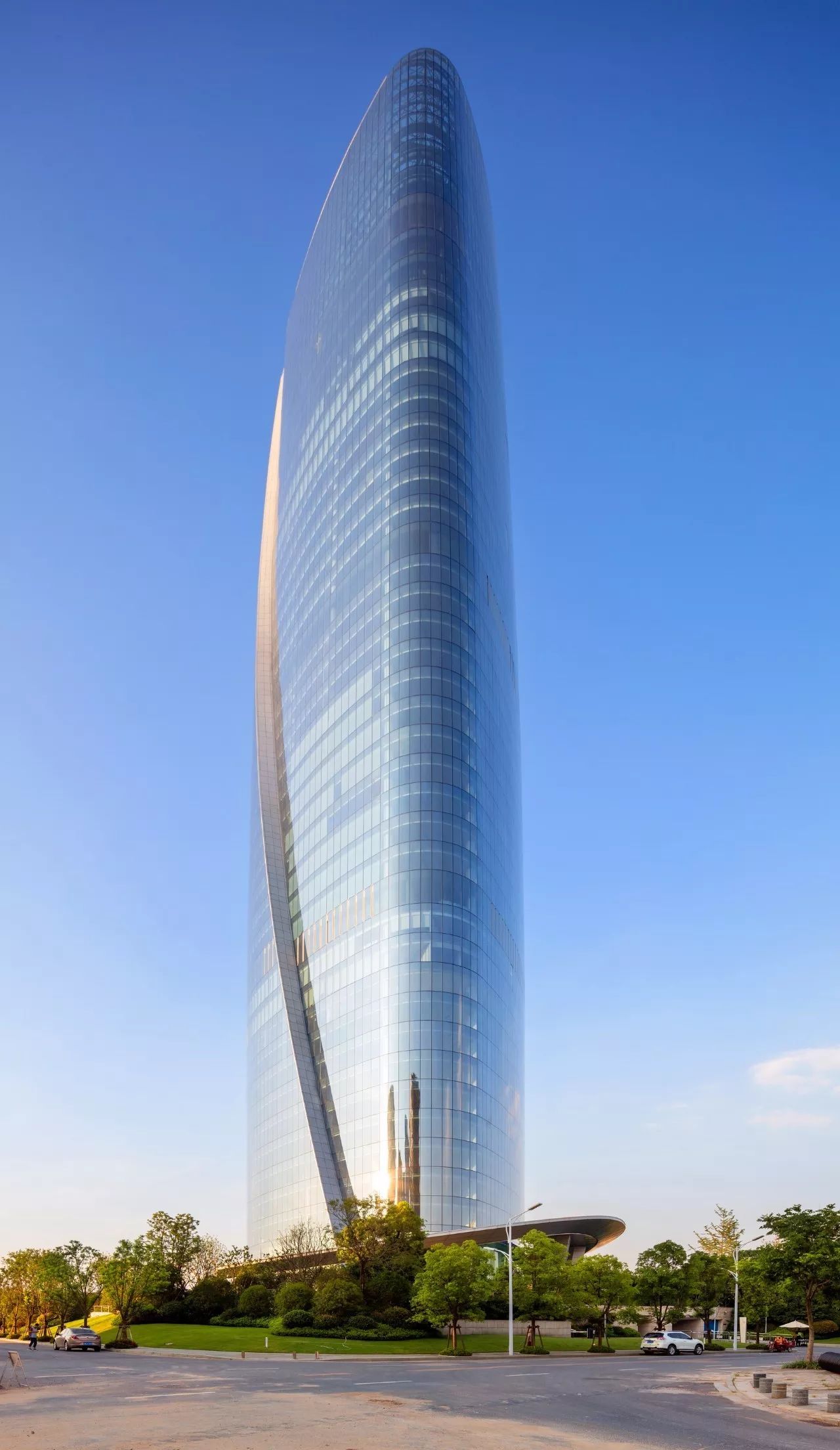 南昌新力中心塔楼直接落地，，无裙房